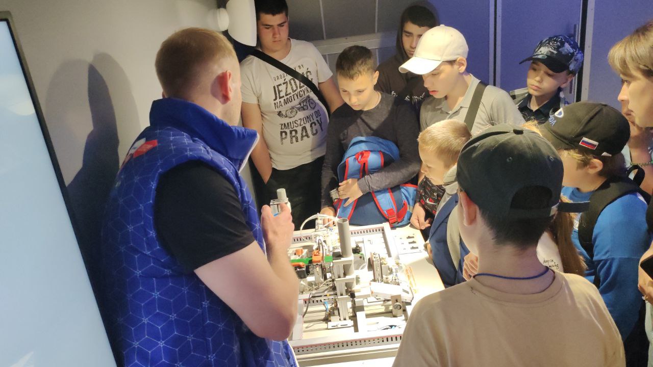 Обучающиеся 5-9 классов ГБОУ «СШ 39 г.о. Мариуполь» посетили мобильный исторический парк «Россия - Моя история».